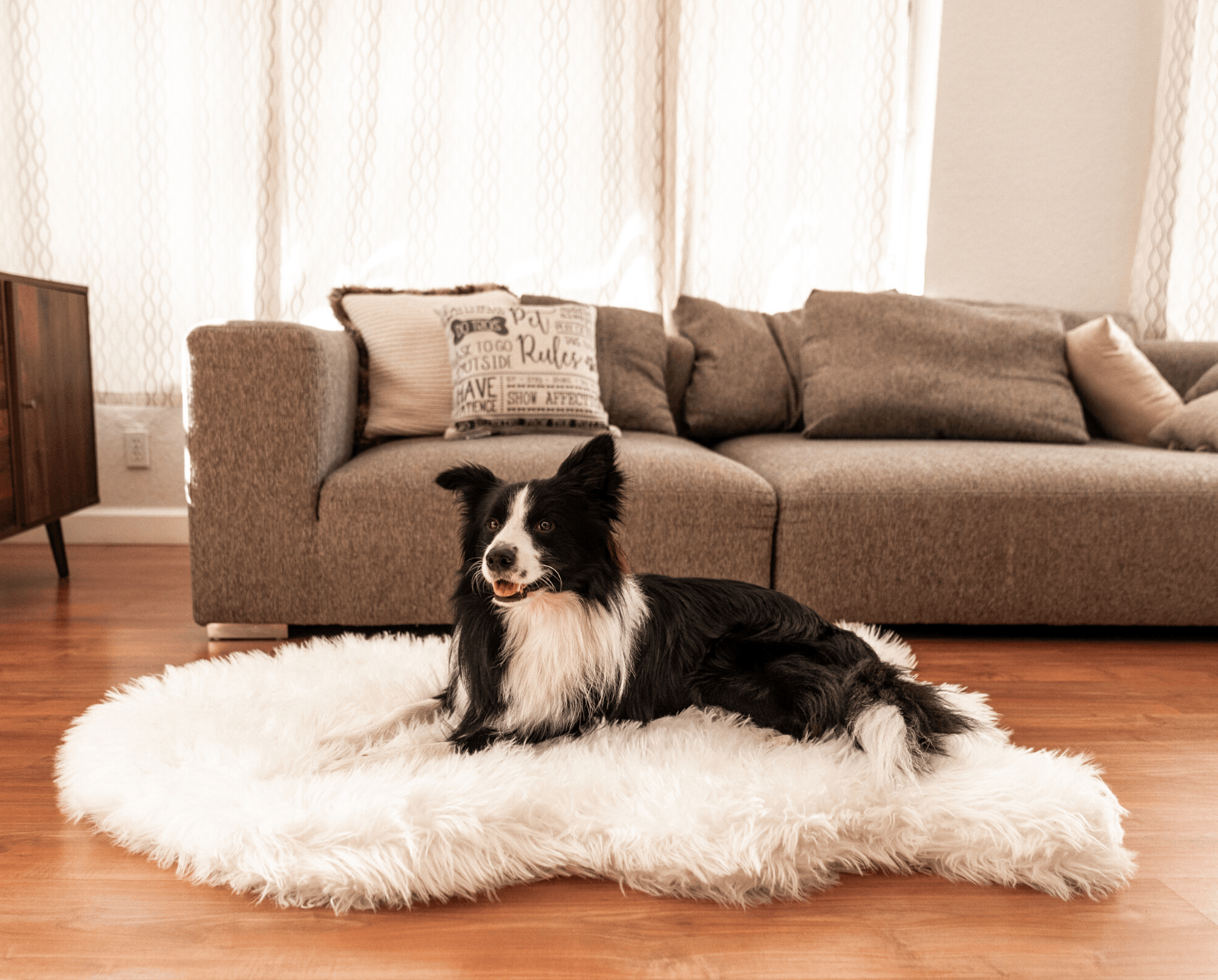 PupRug™ Faux Fur Orthopedic Dog Bed - Curve Polar White