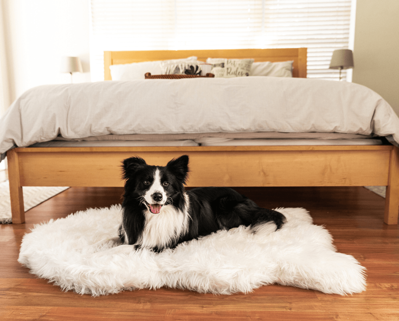 PupRug™ Faux Fur Orthopedic Dog Bed - Curve Polar White